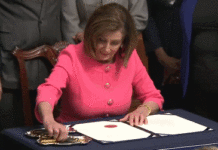 佩洛西用30支笔签弹劾条款, 同日特朗普把曾签中美协议一把笔赠人