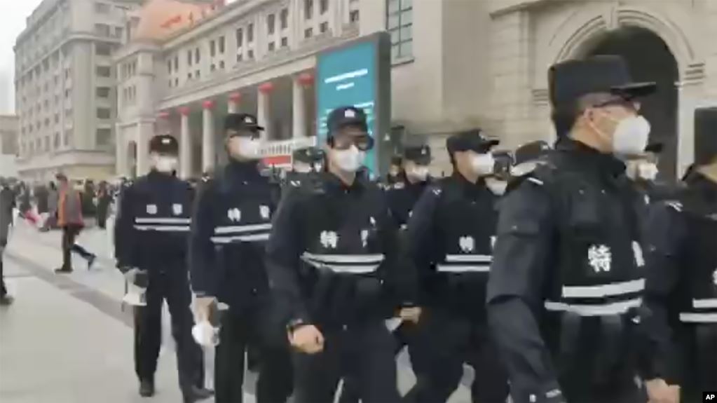 武汉疫情防控指挥部今天朝令夕改：出城《通告》无效
