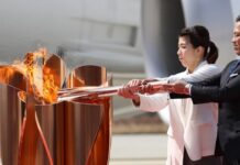 东京奥运圣火运抵日本