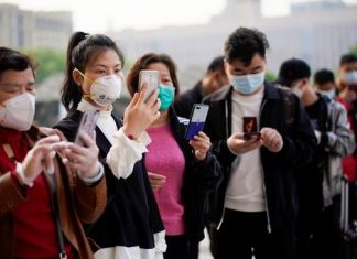 武汉恢复公共交通 派5亿消费券救市