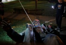 美国示威者推倒并焚烧首都华盛顿的一座邦联将军雕像