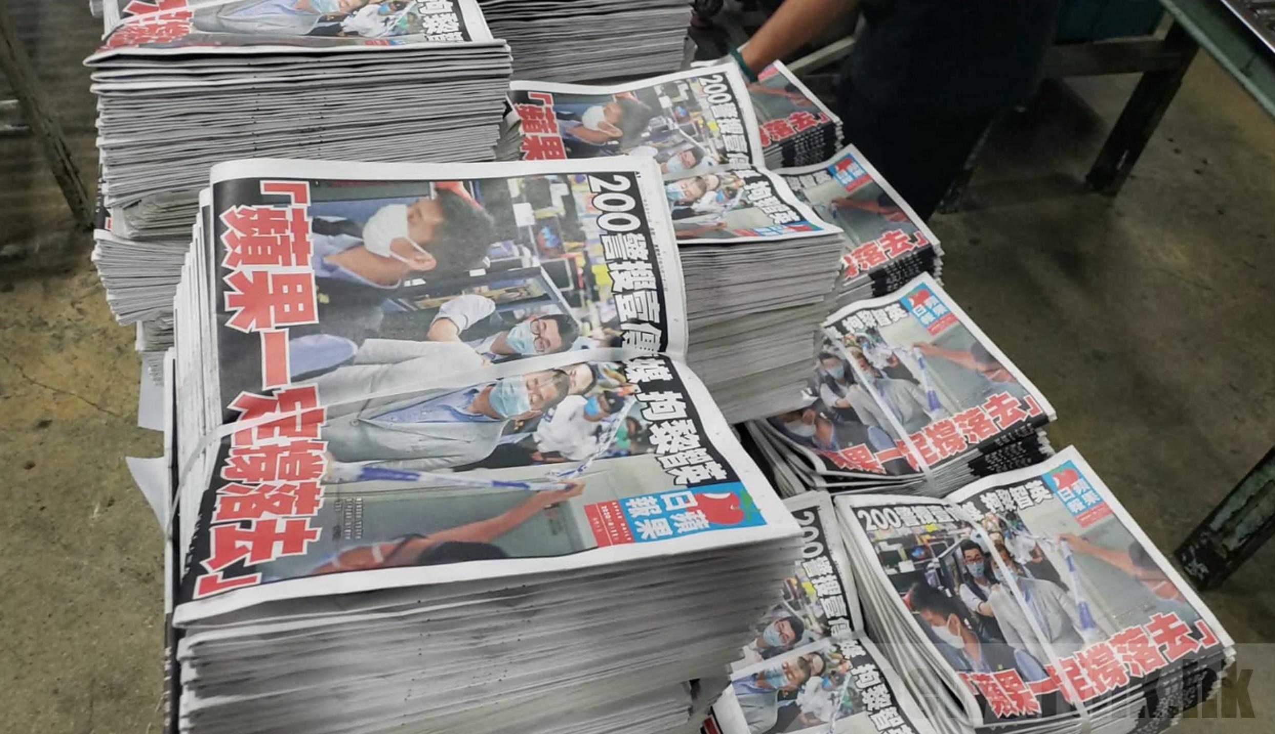 黎智英被通宵扣查　早上被押解至西貢遊艇會