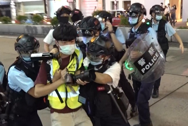 多區有人抗議警方拘捕黎智英等人 警方旺角噴胡椒噴霧