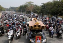 緬甸中槍女示威者出殯 FB刪除緬軍一個專頁