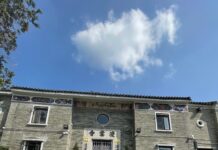 初十入香港凌雲寺 撞鐘祈福