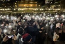 中國留學生在紐約哥大舉行大型集會聲援,白宮:支持和平示威 密切關注中國情況