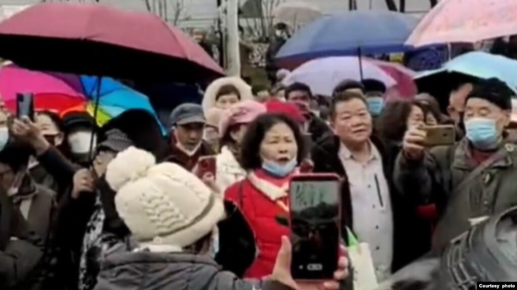 武漢上萬退休老人上街抗議醫改討說法