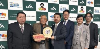 日本农协和岡山縣津山市政府的主要负责人向瑞龍國際（香港）有限公司董事長梁顯鋒颁发了授權書