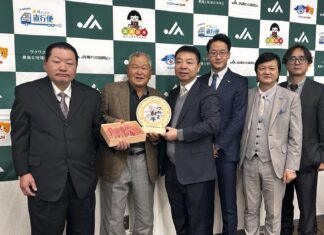 日本农协和岡山縣津山市政府的主要负责人向瑞龍國際（香港）有限公司董事長梁顯鋒颁发了授權書