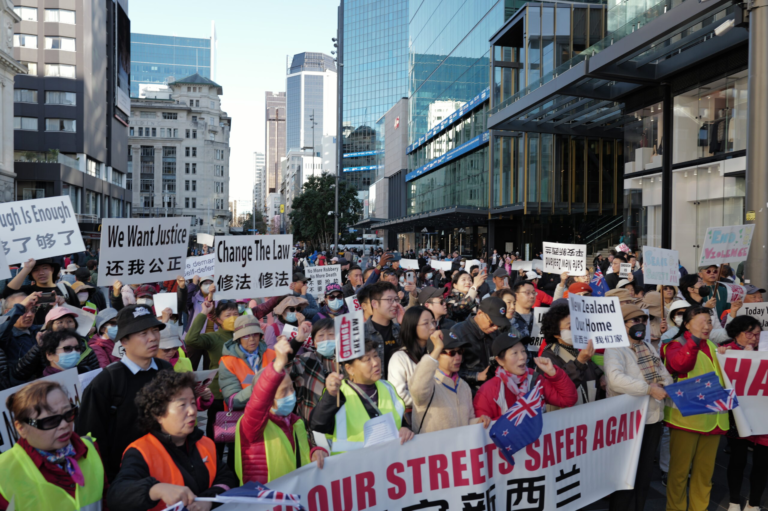 华人发起反暴力集会抗议-三大党政要齐站台声援