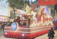 尖沙咀花車巡遊 途經街道人頭湧湧