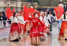 中國太極紅扇與馬面裙亮相倫敦蛇年春節遊行隊伍