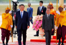 習近平抵金邊機場 柬埔寨國王西哈莫尼熱情迎接