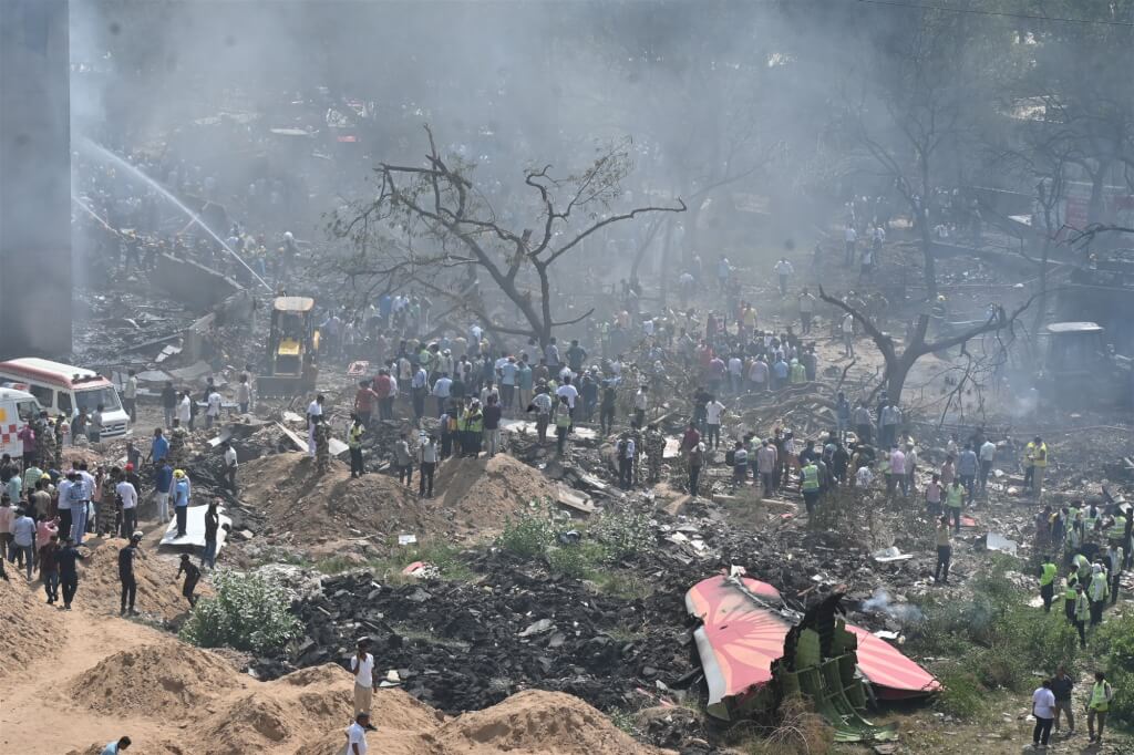 印度空難:增至274死 民眾樹下睡覺遭波及喪命,婦女飛倫敦會丈夫遲到10分鐘逃過死劫