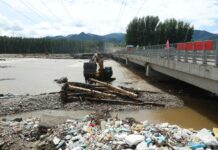 北京密雲受災村莊探訪:加快清淤消殺