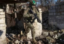 俄羅斯入侵烏克蘭1382天:俄軍空襲中部城市克列緬丘格,水電供應中斷;美國烏克蘭會談無明顯突破,澤倫斯基承諾持續追求和平