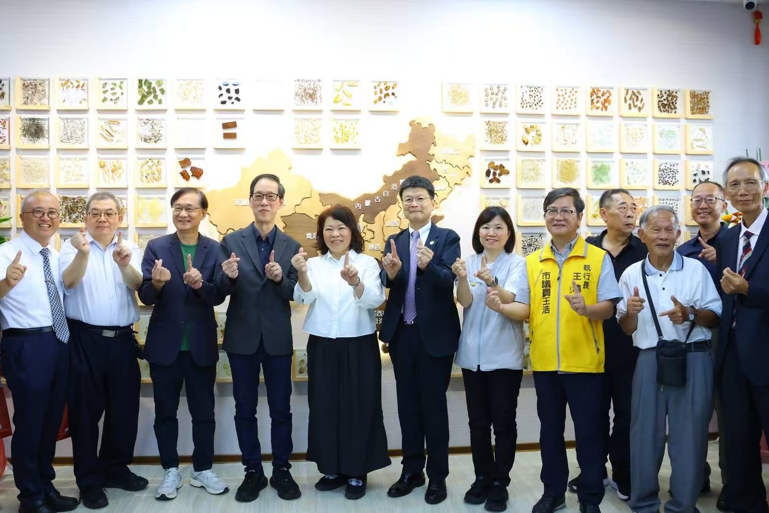 仲景共用藥局盛大開幕 團體合照