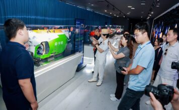 港澳媒體海南採風團走進三亞崖州灣科技城 曾曉輝登艙體驗致敬深藍科研擔當