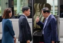 夏寶龍肯定港府工作向李家超竖大拇指引发联想