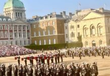 英国皇家海军陆战队军乐团大型表演在伦敦唐宁街首相府练兵场举行