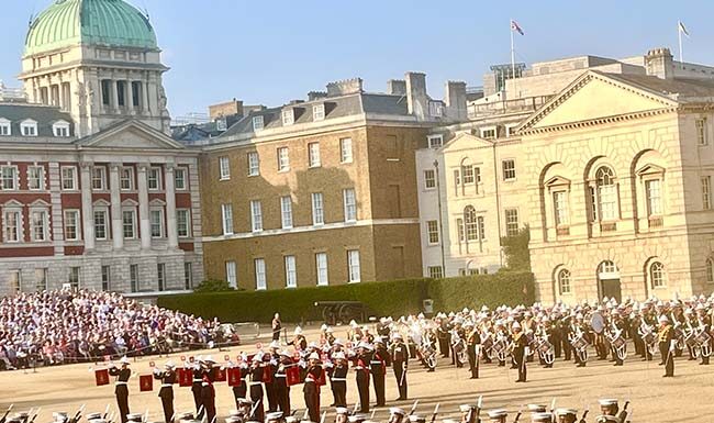 英国皇家海军陆战队军乐团大型表演在伦敦唐宁街首相府练兵场举行